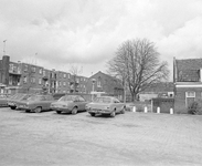 880562 Gezicht op een parkeerterrein aan het Zwarte Water te Utrecht, met links woningen aan de Merelstraat.